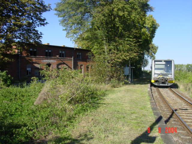 Der Bahnsteig der Unstrutbahn in Reinsdorf (b Artern) am 08.09.2004. (Foto: Carsten Klinger)