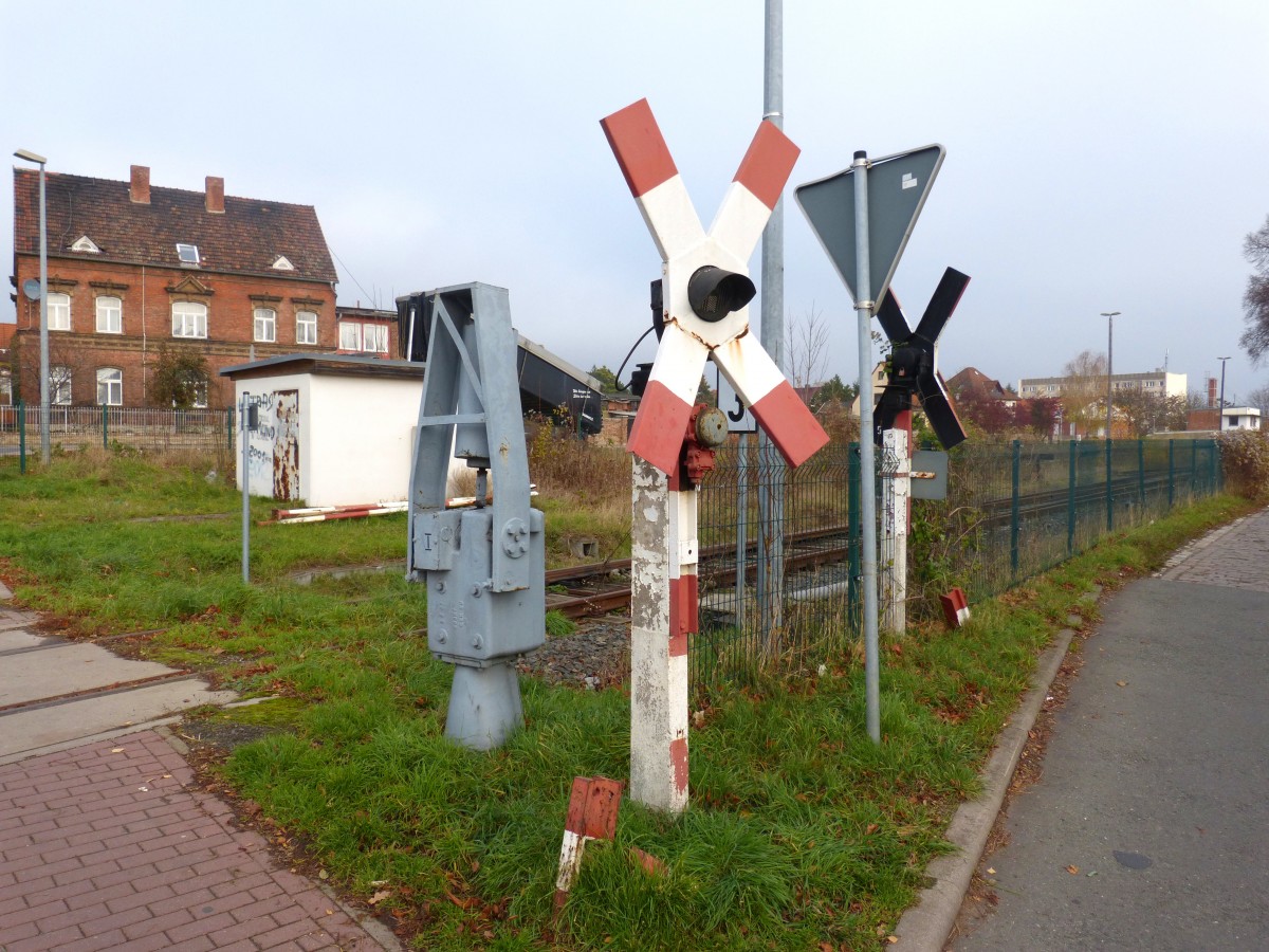 Der Bahn�bergang am Bahnhof Ro�leben mit den abmontierten Halbschranken am 16.11.2013.