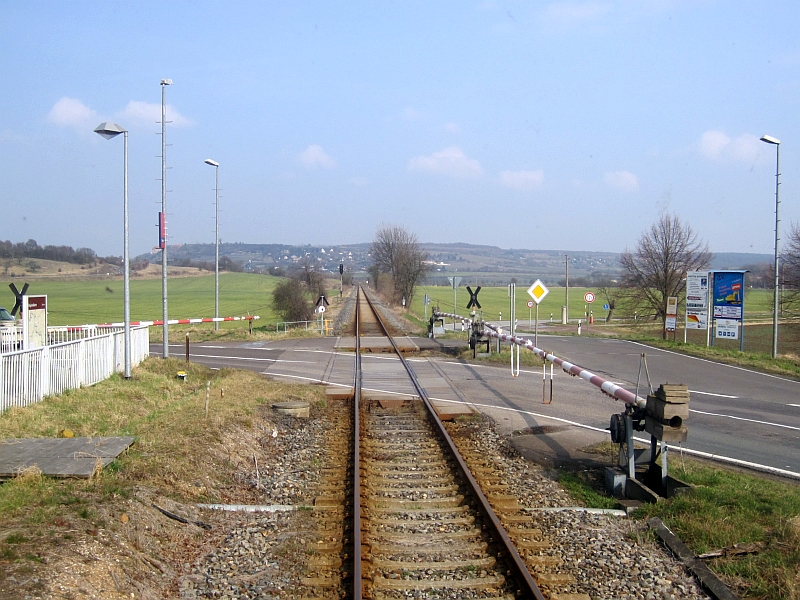 Der Bahn�bergang in Kleinjena am 16.03.2015. (Foto: Tobias D�pfner, www.bahnreiseberichte.de)