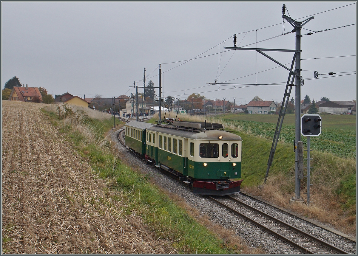 Der BAM BCFe 4/4 N° 2 mit seinem AB auf dem Weg von L'Isle Mont la Ville nach Bière (Zèe 13/1114-Paradezug N° II) kurz nach der Abfahrt in Apples.
24. Okt. 2015
