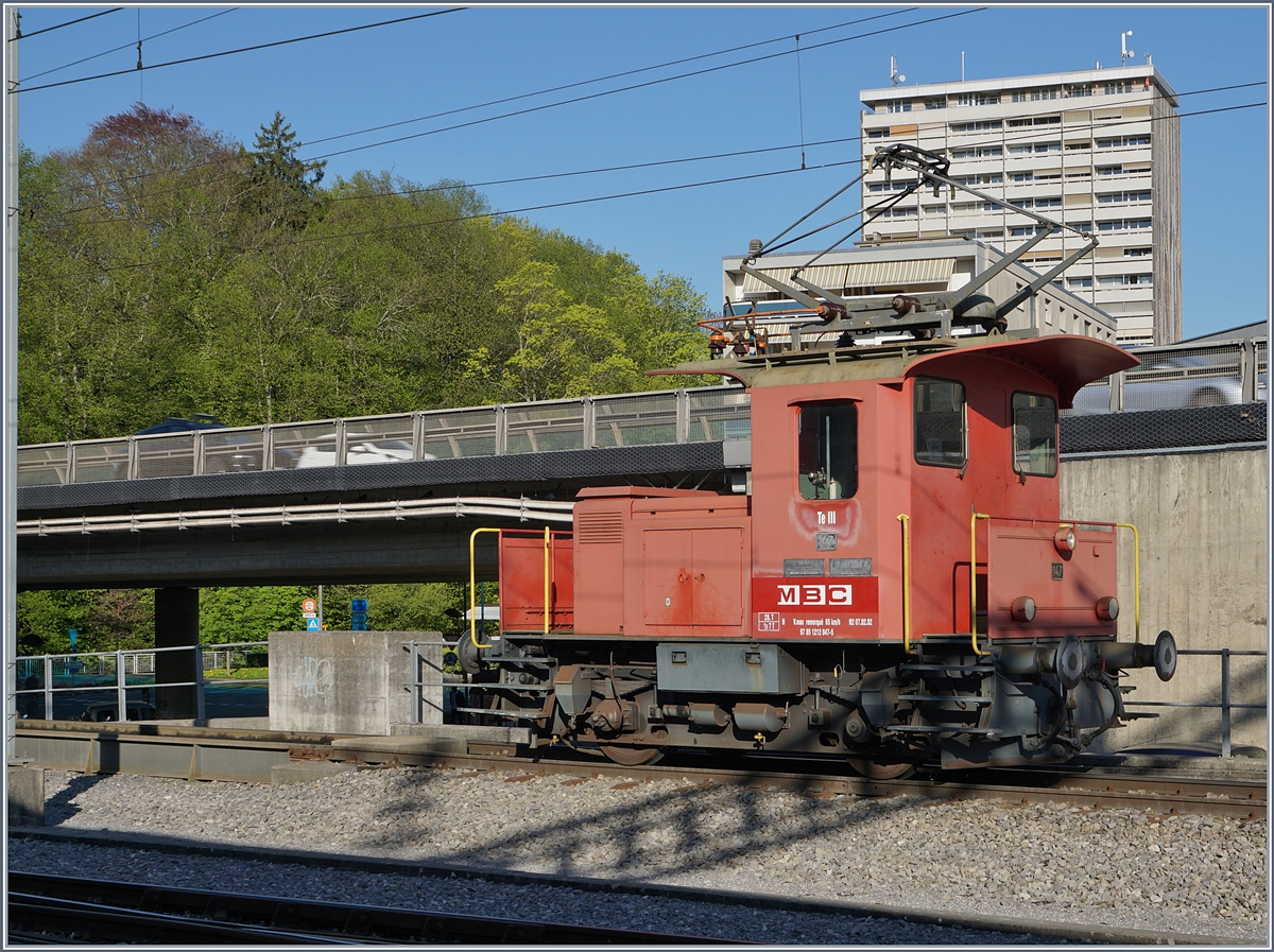 Der BAM MBC Te III N° 147 wird mit hier nicht zu sehenden BAM Re 4/4 II das Umspurmanöver des soeben eingetroffen Kieszuges von Apples übernehmen. 
19. April 2018