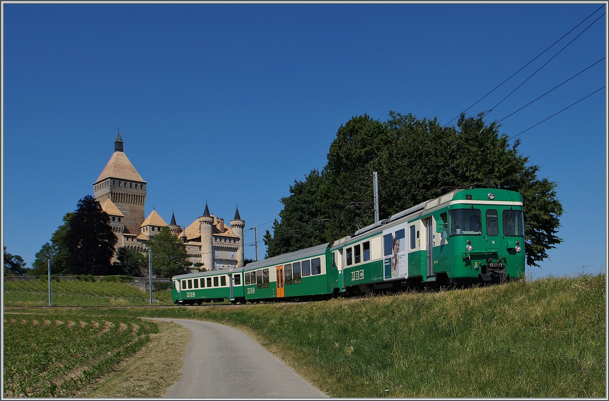 Der BAM Regionalzug 127 bei Vufflens le Château. 
16. Juni 2014