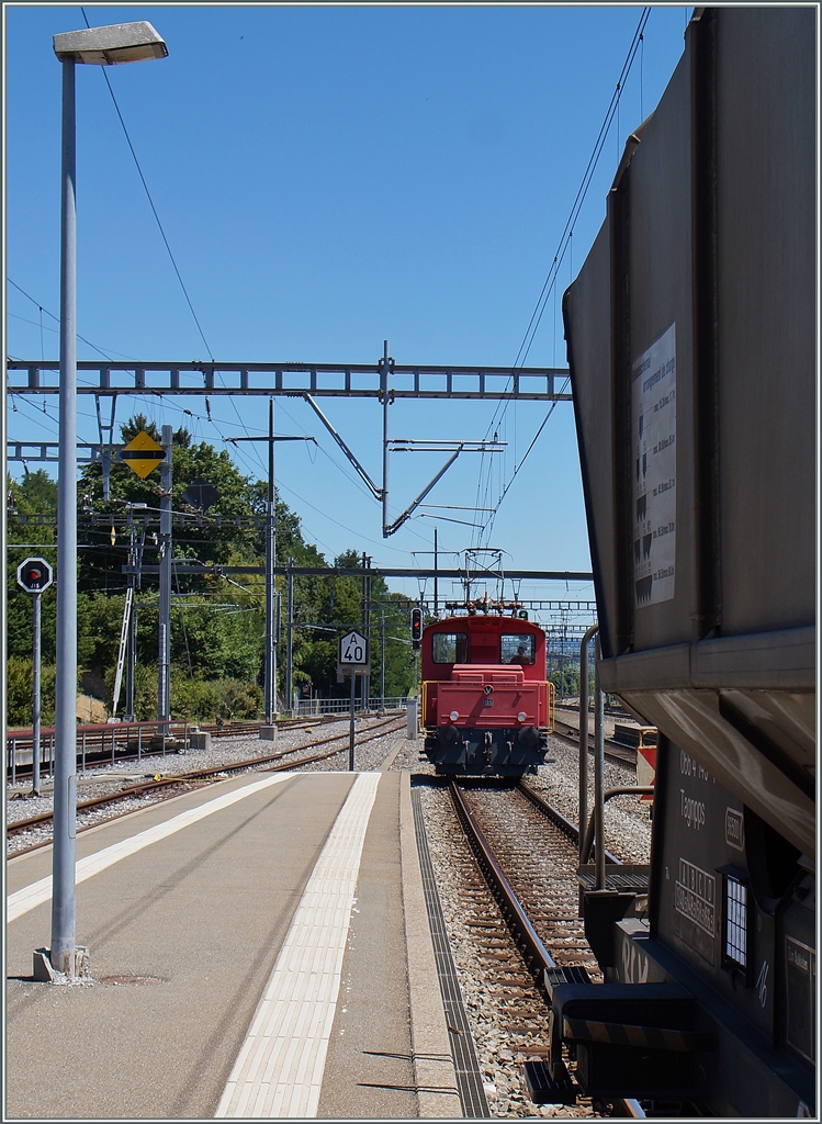 Der BAM Te III 147 nähret sich einem Güterwagen der manövriert werden soll. 
Morges, den 21. Juli 2015