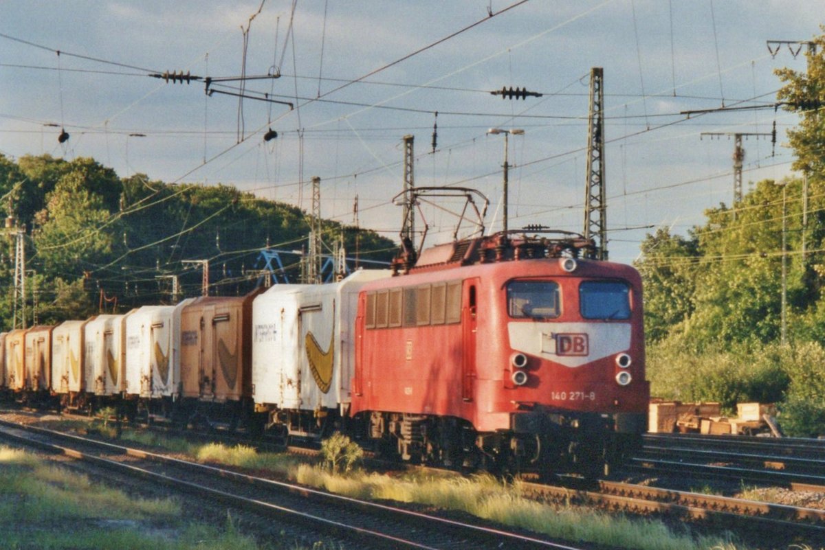 Der Bananenzug durchfahrt am 21 Mai 2005 mit 140 271 Kln West.