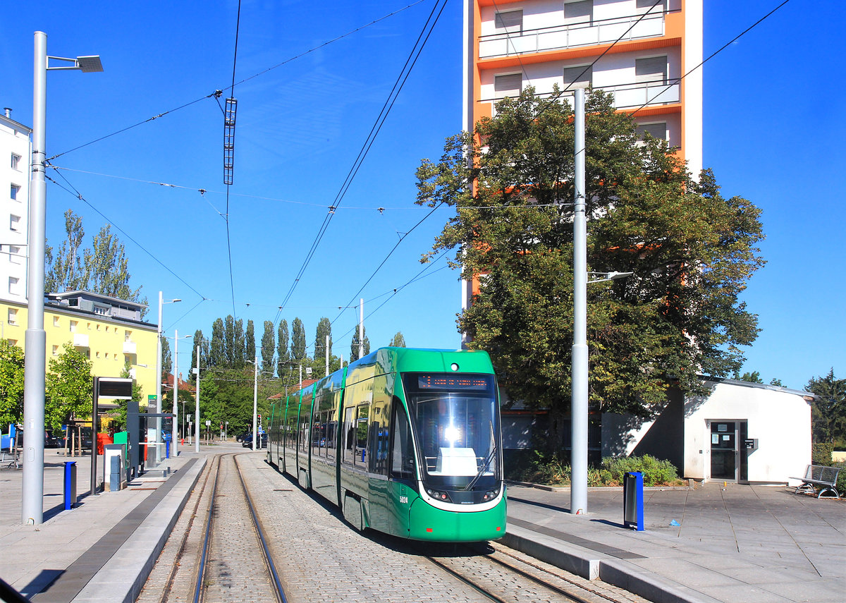 Der Basler Flexity Wagen 5024 von hinten gesehen an der Place Mermoz in Frankreich. 20.August 2020