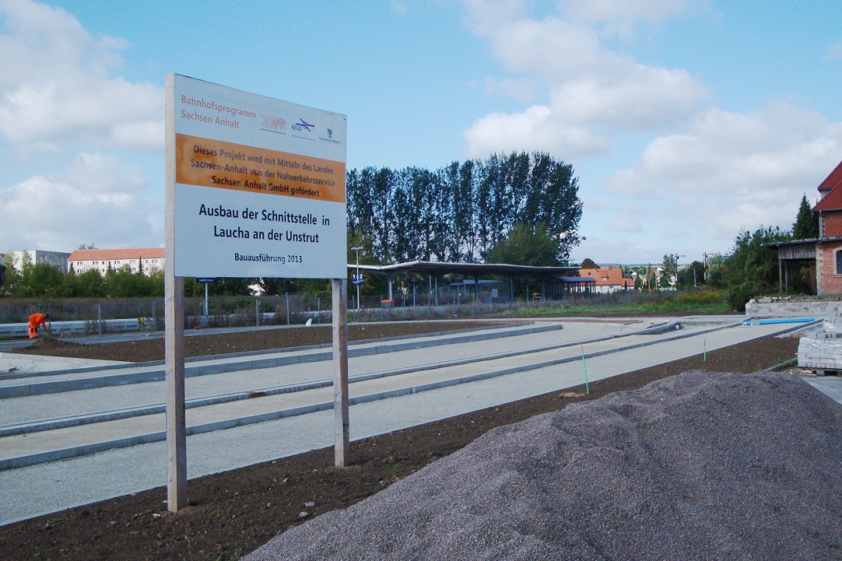 Der Bau der neuen Bahn-Bus-Schnittstelle in Laucha schreitet weiter voran; 17.09.2013 (Foto: G�nther G�bel)