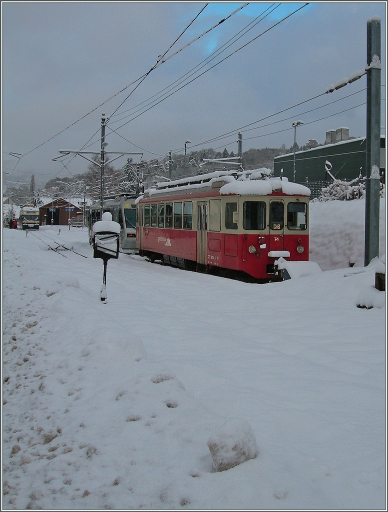 Der BDeh 2/4 geniesst die Sonntagsruhe in Blonay. 
1. Feb. 2015