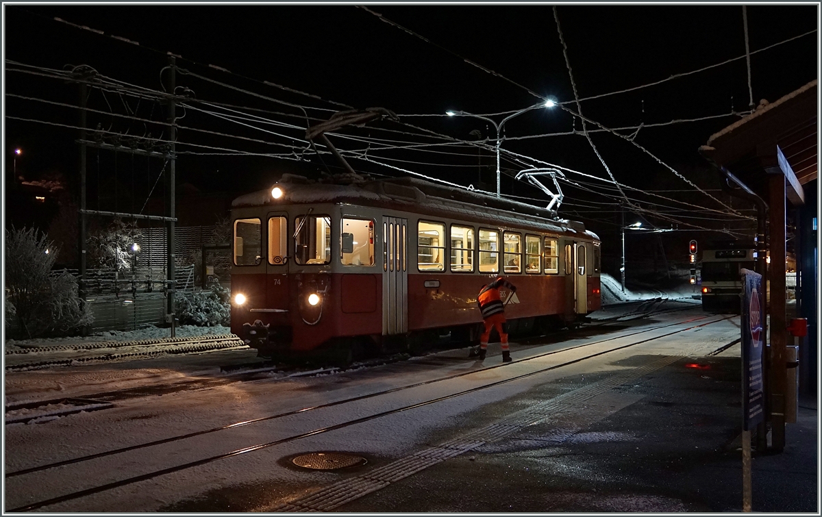 Der BDeh 2/4 N° 74 wartet in Blonay auf die Fahrgäste Richtung Vevey. 
11. Feb. 2016