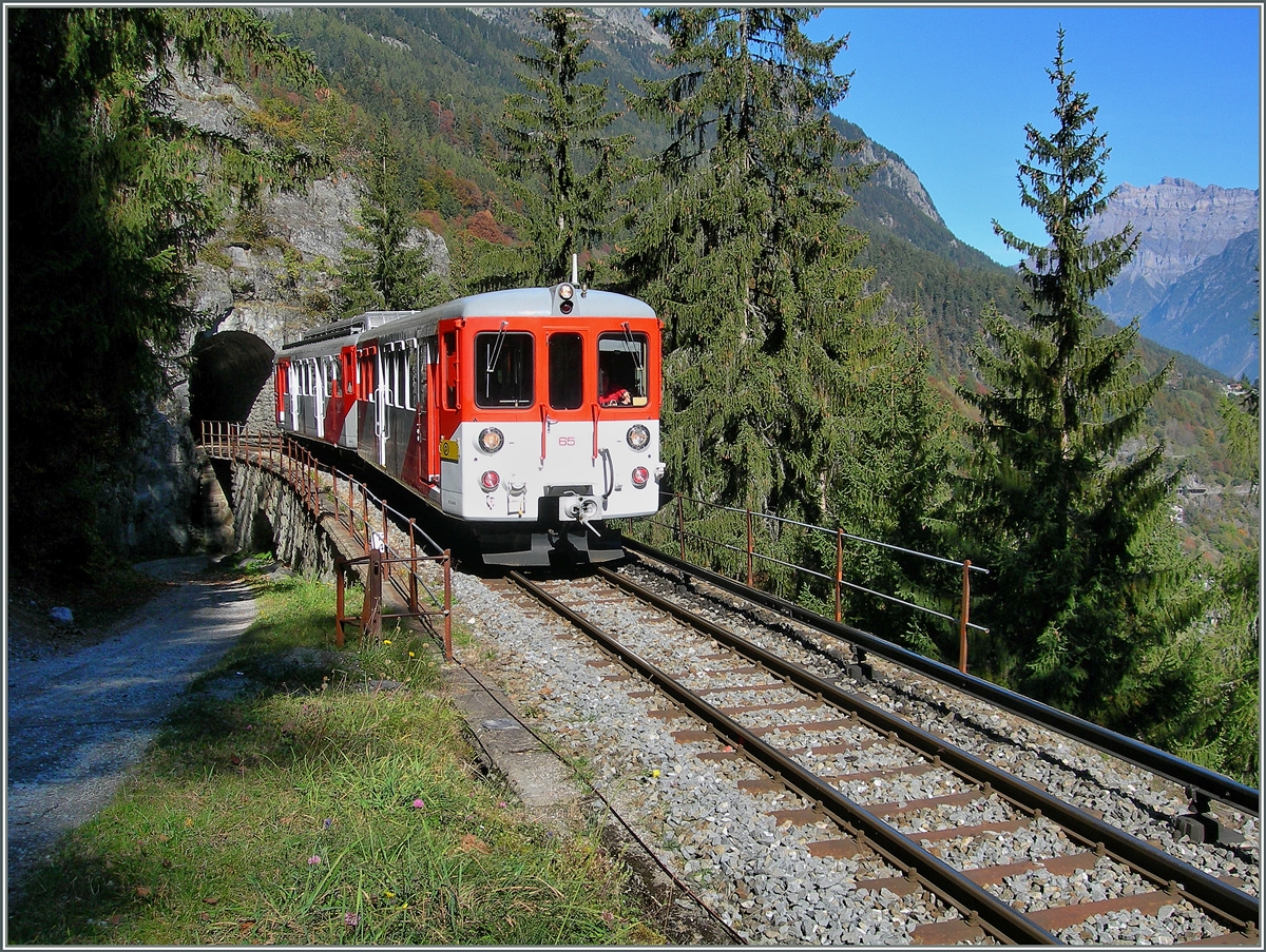 Der BDeh 4/4 N° 5 schiebt den BDt N° 65 bergwärts Richtung Le Châtelard. Das Bild entstand kurz nach Le Trétien, auf dem Stromschienenabschnitt.
14. Oktober 2007 