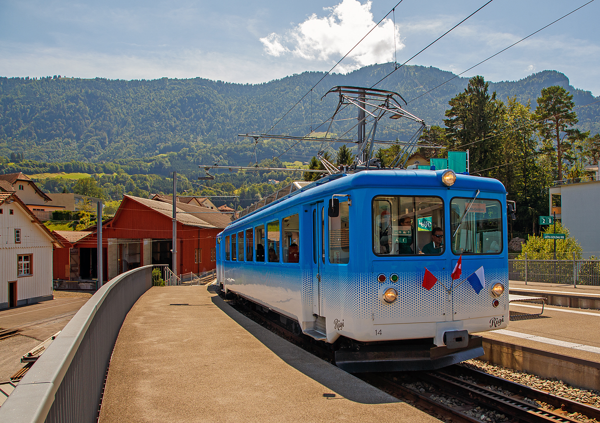 Der BDhe 2/4 14 mit dem Bt 24 erreichen am 01.08.2019 das Hochperron vom Turmbahnhof in Arth-Goldau.

In den Jahren 1949, 1954 und 1967 stellte die Arth-Rigi-Bahn (ARB) vier Zahnrad-Triebwagen CFeh 2/4 11–14 in Betrieb. Die Triebwagen werden heute von den Rigi-Bahnen als BDhe 2/4 bezeichnet, Nr. 14 bereits seit Ablieferung.

Die ersten zwei Triebwagen (11 und 12) wurden 1947 von der damaligen Arth-Rigi-Bahn (ARB) bestellt. Dies wurde nötig, weil moderne und leistungsfähige Fahrzeuge gebraucht wurden, die im zeitweise sehr starken Stoßverkehr auch in der Lage waren, bergseits einen Steuerwagen oder Vorstellwagen zu schieben. Die SLM wurde mit der Konstruktion und der Ausführung der mechanischen und wagenbaulichen Teile betraut. Die SAAS lieferte und montierte die elektrische Ausrüstung. Im Juli und August 1949 wurden die ersten beiden Triebwagen abgeliefert. 1952 wurde ein dritter Triebwagen in Auftrag gegeben, der im Jahre 1954 abgeliefert wurde.

In den Jahren 1958 bis 1960 wurden drei Steuerwagen Bt (22 bis 23) beschafft, die die bisher verwendeten Vorstellwagen ablösen sollten. Sie wurden von SWS und SAAS gebaut. Die ersten zwei Pendelzüge konnten in der Wintersaison 1958/59 in Betrieb genommen werden. Der dritte Steuerwagen Bt 23 folgte 1960.

Im Januar 1964 wurde der Auftrag zur Lieferung einer weiteren Pendelzugeinheit mit dem BDhe 2/4 14 und dem Bt 24 erteilt. Der Triebwagen wurde gegenüber seinen Vorgängern neu konstruiert. So ist der Kasten etwas länger und der Innenausbau wies verschiedene Änderungen auf. Er wurde im Jahr 1967 abgeliefert.

TECHNISCHE DATEN des BDhe 2/4 – 14(11-13 weichen etwas ab):
Hersteller:  SLM/SAAS
Spurweite:  1.435 mm (Normalspur)
Zahnradsystem:  Riggenbach
Anzahl: 4
Achsformel:  2’z 2’z
Länge über Puffer:  15.980 mm
Drehzapfenabstand:  9.550 mm
Achsabstand im Drehgestell:  2.850 mm
Laufraddurchmesser : 955mm
Dienstgewicht: 27,4 t
Max. Zuladung: 2,0 t
Ladefläche: 6,0 m²
Höchstgeschwindigkeit: 21 km/h (bergwärts), 17 km/h (talwärts)
Stundenleistung: 480 kW
Stundenzugkraft: 136 kN
zulässiges Vorstellgewicht: max. 23.8t
Stromsystem: 1500 V DC (=)
Sitzplätze:  63
Stehplätze: 47
