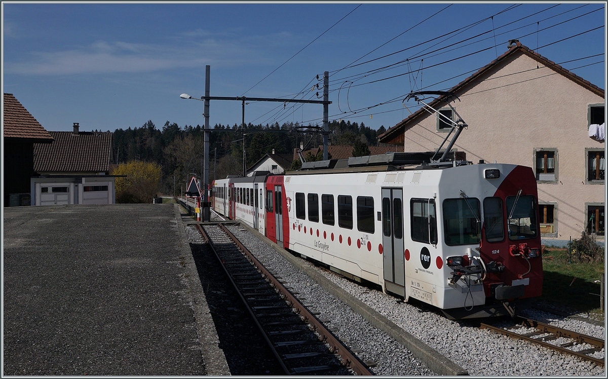 Der Be 4/4 124 verlässt mit seinem Regionalzug nach Bulle den Bahnhof von Brog Village.

2. März 2021 