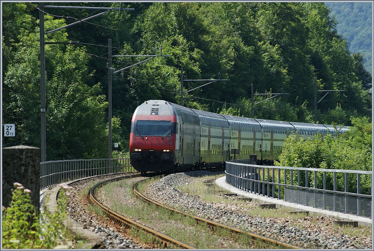 Der bekannte Rümlinger Viadukt aus einer eher ungewohnten Perspektive, aber immerhin als intersannes Bild, dass zeigt, dass der Viadkukt in einer Kurve liegt. 

Im Hintergrund ein SBB IC 2000 auf der Fahrt nach Basel SBB (Sommerfahrplan 2018)

