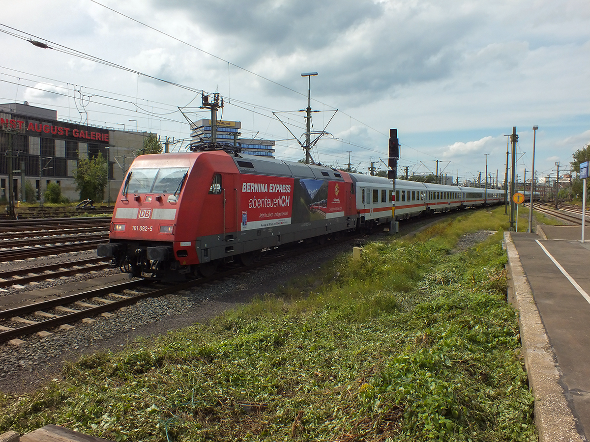 Der bereits erwähnte Ersatzzug für den fehlenden zweiten Zugteil des ICEs nach Berlin war mit der Bernina-Express-Werbelok 101 092 bespannt. Abenteuerlich im besten Sinne ist wahrscheinlich eine Fahrt in diesem Zug. Die Garnitur besteht zu einem großen Teil aus deklassierten Wagen der ersten Klasse. Ledersitze in 2+1-Anordnung und das ohne Upgraden in einem fast leeren Zug. Das gibt es nur, wenn man bereit ist, eine bis Berlin wahrscheinlich knapp halbstündige Verspätung in Kauf zu nehmen. Kurz war ich versucht, dem Zug hinterherzulaufen und die  erste Klasse  zu genießen, doch ich entschied mich zugunsten der Strecke über Magdeburg dagegen.