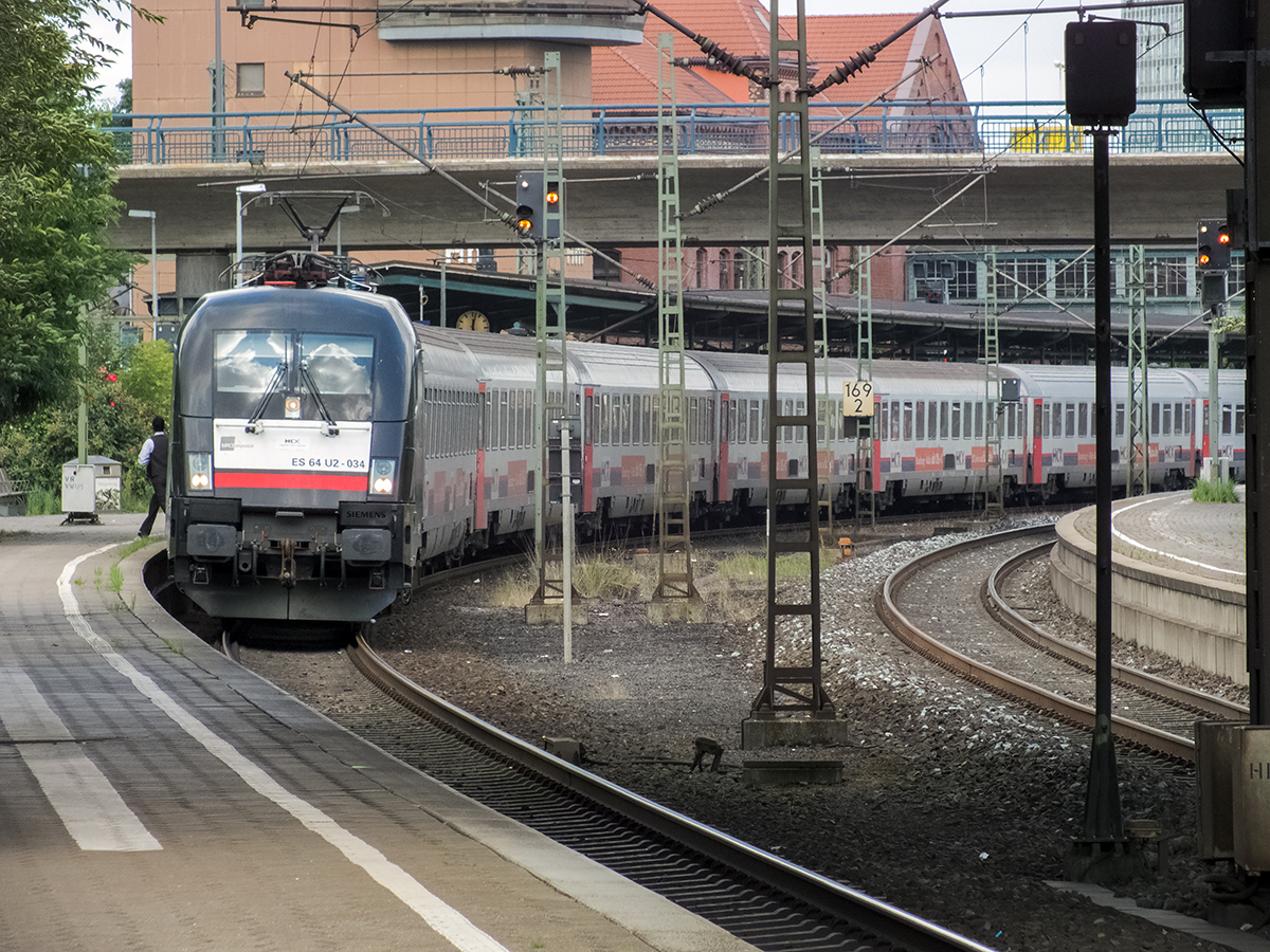 Der bereits gut eine Studne zuvor angetroffene HKX kommt hier, jetzt bespannt mit 182 534 aus Altona zurück. Die etwa acht ehemals belgischen Abteilwagen waren recht gut belegt. Warum man wegen mangelnder Einnahmen an eine Umwandlung in ein Nahverkehrsprodukt denkt, erschließt sich hier auf den ersten Blick nicht.