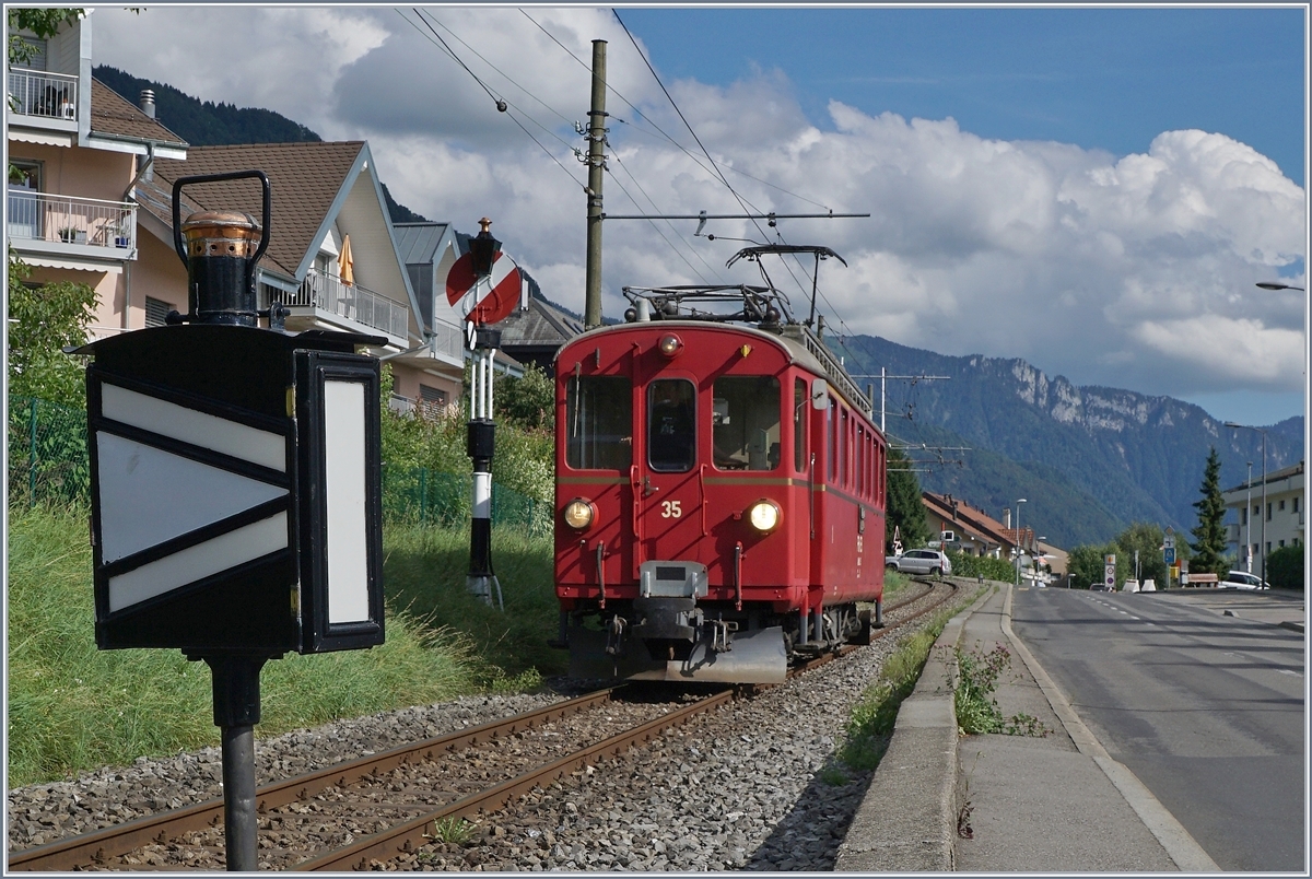 Der Berninabahn RhB ABe 4/4 35 erreicht als Blonay-Chamby Museumszug Blonay.
1. Aug. 2016