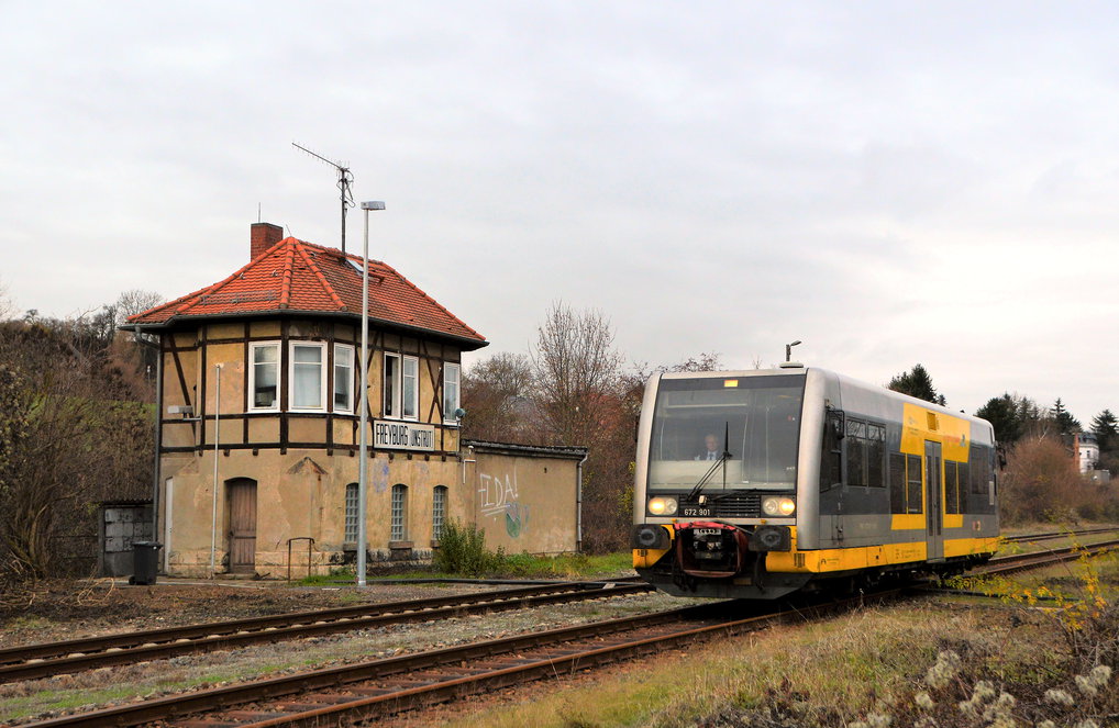 Der Betrieb der Burgenlandbahn endete am 08.12.2018. Am Stellwerk in Freyburg brummte am 06.12.2018 Burgenlandbahn 672 901 als RB 26877 (Wangen - Naumburg Ost) vorbei.
