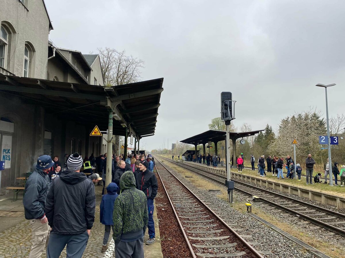 Der Betriebshalt der 35 1097-1 mit dem DPE 56720 von Altenburg nach L�bben (Spreewald) �ber Wei�enfels West, am 15.04.2022 in Teuchern lockte zahlreiche Schaulustige an den Bahnhof und es herrschte Volksfeststimmung. (Foto: R�diger Erben)