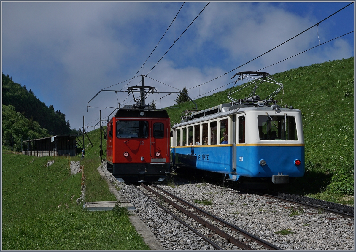 Der Bhe 2/4 203 begegnet in Jaman dem Hem 2/2 12.
3. Juli 2016