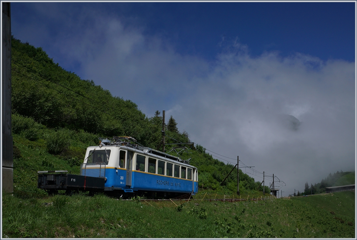 Der Bhe 2/4 203 mit dem Vorstellwagen F15 auf Bergfahrt oberhalb von Jaman.
3. Juli 2016