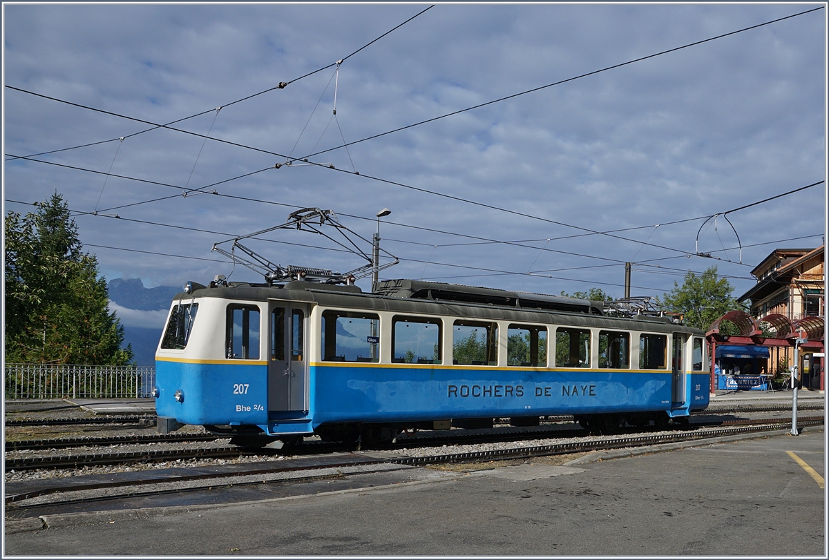 Der Bhe 2/4 207 auf dem Weg zum Depot von Glion, wo er für die Parade aufgestellt wird.
16. Sept. 2017