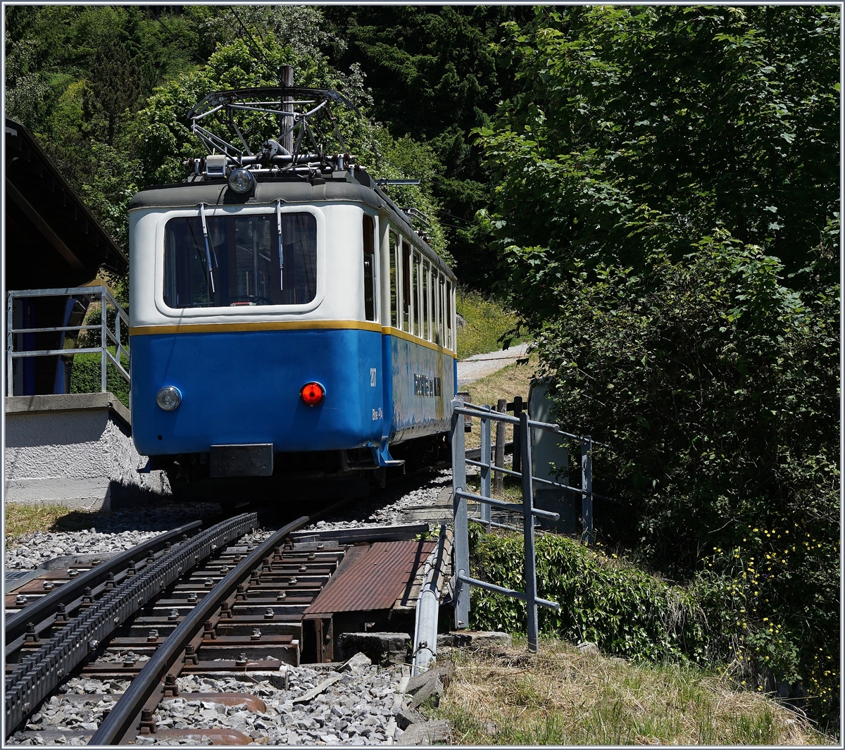 Der Bhe 2/4 207 bei Halt in Haut de Caux  Vers che Claudse . 
3. Juli 2016