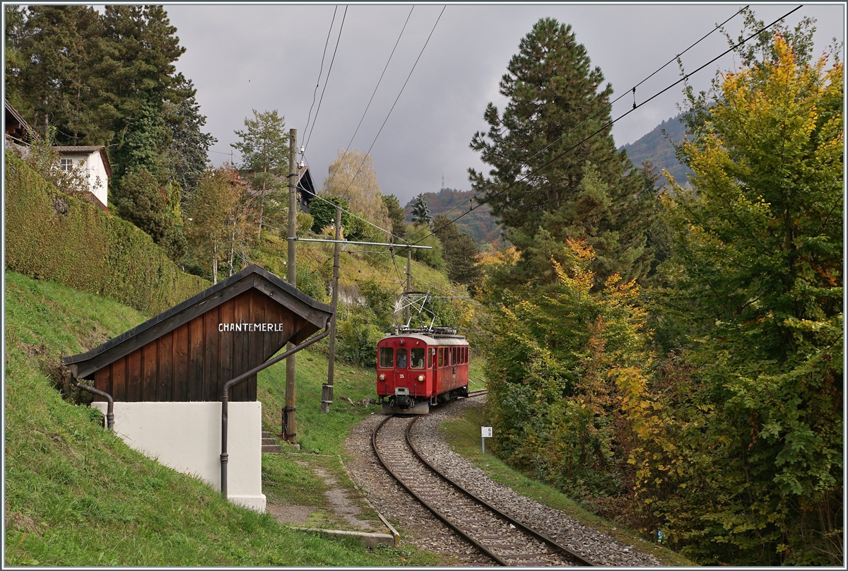 Der Blonay-Chamby Bernina Bahn ABe 4/4 I N° 35 erreicht auf seiner Fahrt nach Blonay die Haltestelle Chantemerle. 

18. Okt. 2020