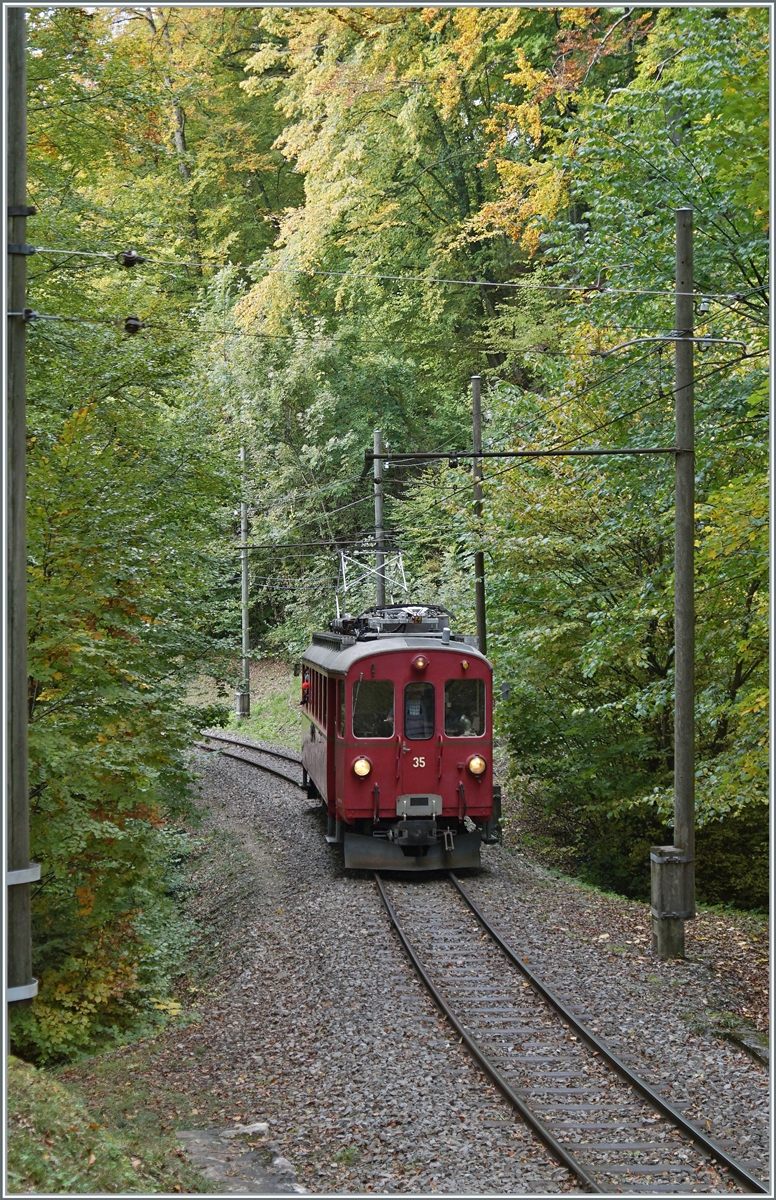 Der Blonay-Chamby RhB ABe 4/4 I N° 35 ist im Wald oberhalb von Blonay kurz vor dem Baye de Clarens Viadukt auf dem Weg nach Chaulin.

18. Okt. 2020