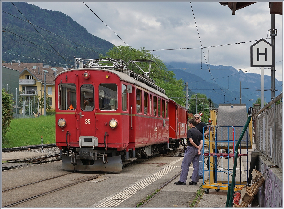 Der Blonay-Chamby  Riviera Belle Epoque  Zug, bestehend aus RhB ABe 4/4 35 und dem CEV C 21 warten in Blonay auf die Abfahrt nach Vevey.

28. Juni 2020