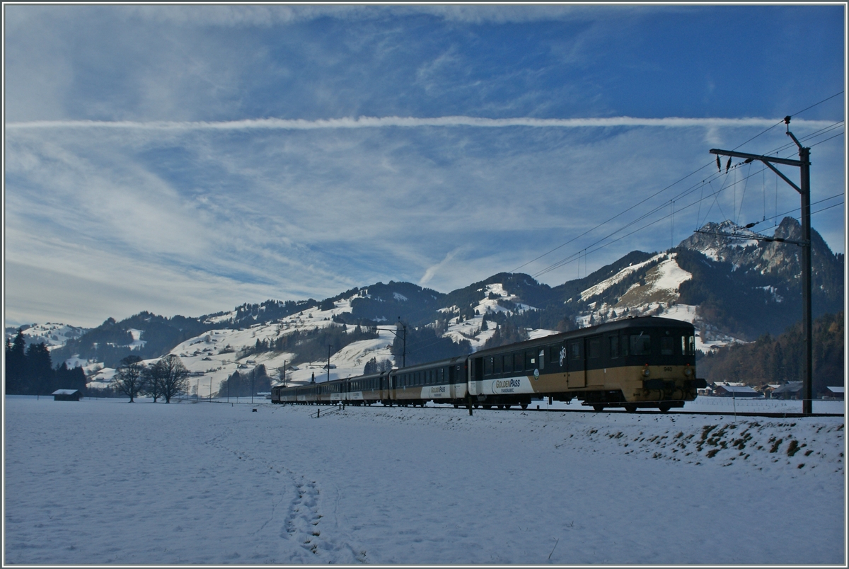 Der BLS  Goldenpass  Re 3115 auf dem Weg nach Zweisimmen kurz nach Boltigen.
5. Nov. 2013