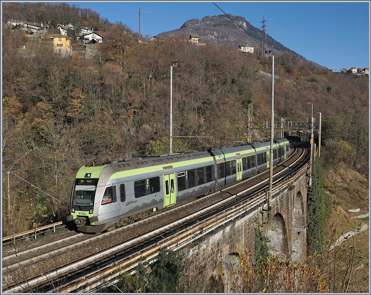 Der BLS  Lötschberger  RABe 535 112 auf der Fahrt von Domodossola nach Bern kurz nach Preglia.
21. November 2017