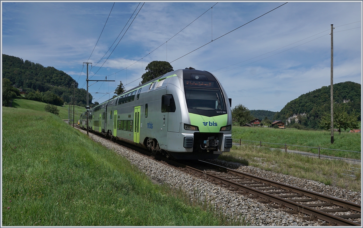Der BLS  MUTZ  ist nach dem Wenden in Spiez schon wieder auf der Fahrt nach Interlaken Ost, diesmal ohne Planmässigen Halt in Faulensee. 

19. Aug. 2020