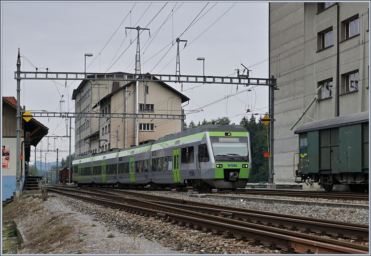 Der BLS RABe 525 026  Nina  nach Summiswald Grnen erreicht Ltzelflh Goldbach. 

21. Sept. 2020