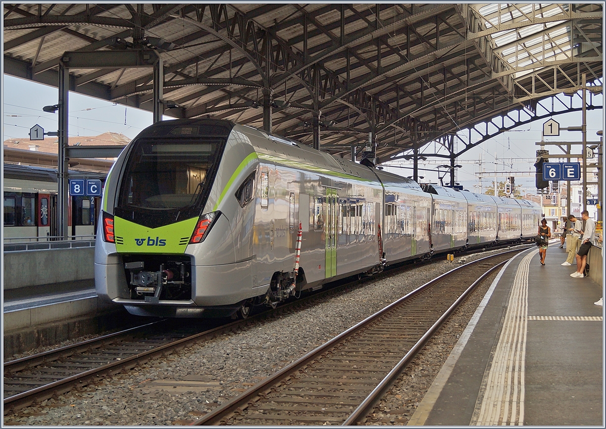 Der BLS RABe 528 102-7 (UIC 94 85 7 528 102-7 CH-BLS) auf einer Testfahrt in Lausanne. 

6. August 2020