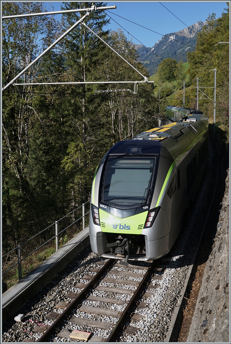 Der BLS RABe 528 105 MIKA ist auf der Fahrt von Bern nach Zweisimmen und erreicht die Bunschenbach Brücke bei Weissenburg.

7. Okt 2023