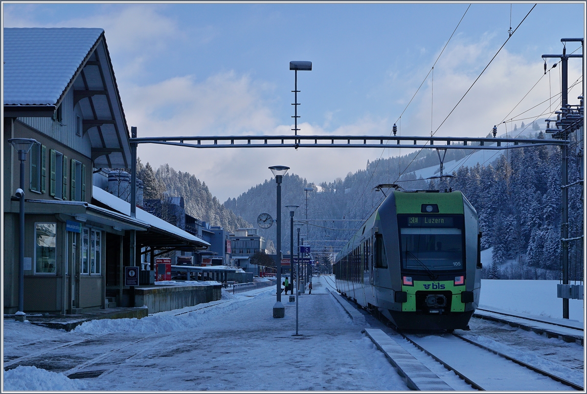 Der BLS RABe 535 105 (Lötschberger) wartet als RE 4371 Bern - Luzern in Trubschachen auf den Gegenzug. Bereits kurz nach Mittag liegt der Bahnum diese Jahreszeit im Schatten.
6. Jan. 2017
