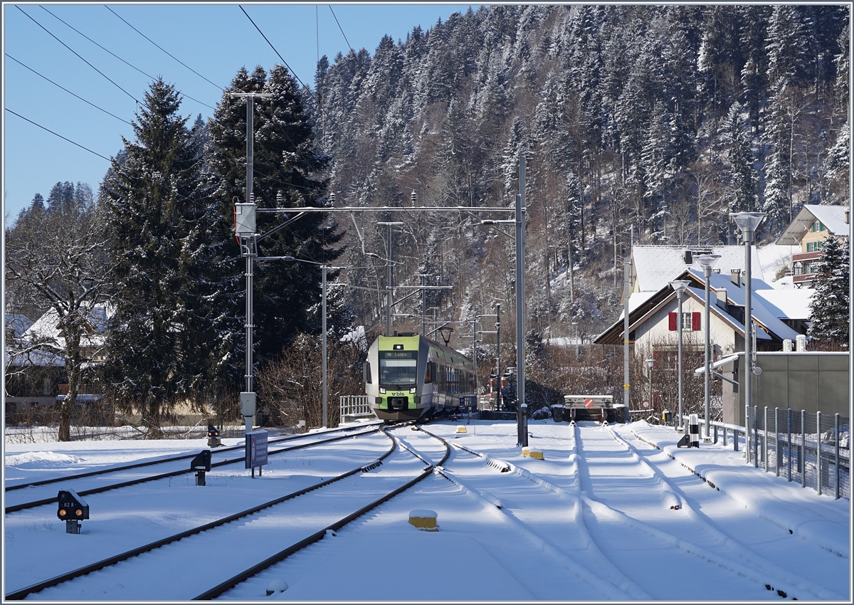 Der BLS RABe 535 105 (Lötschberger) erreicht als RE 4371 Bern - Luzern den Bahnhof Trubschachen.
6. Jan. 2017