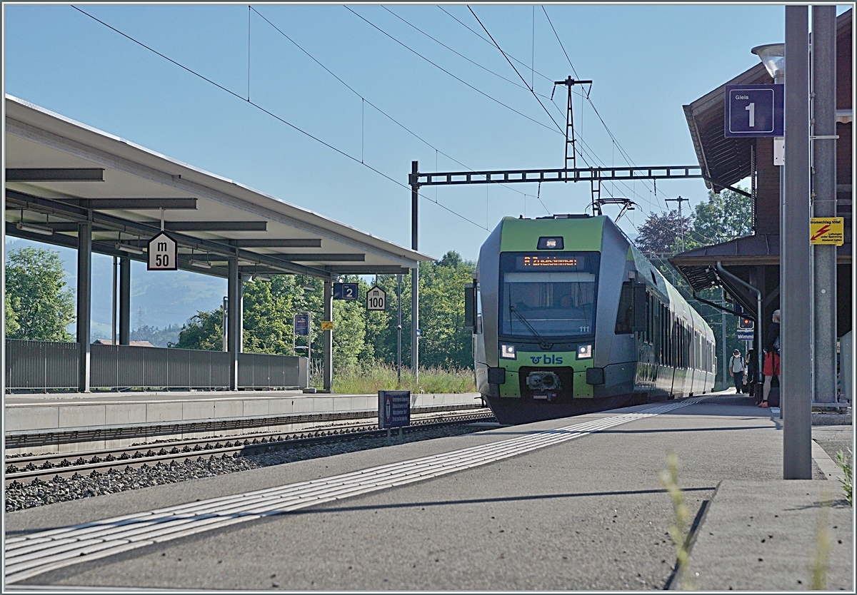 Der BLS RABe 535 111  Lötschberger  Auf dem Weg nach Zweisimmen beim Halt in Wimmis.

14. Juni 2021