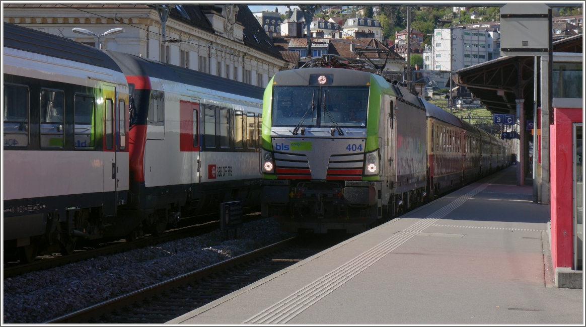 Der von der BLS Re 475 404 geführte AKE Rheingold erreicht Montreux.
13. April 2017