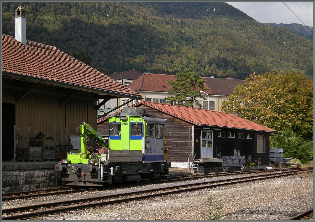 Der BLS Tm235 079-1 in Grenchen Nord. Da nach dem Deutsch/Franzsichen Krieg (1871) Frankreich den direkten Zugang ber Basel verlor, baute die BLS die Moutier - Lengnau Bahn (MLB), welche via Delle und Ltschberg Frankreich wieder einen Zugang zur Alpensdseite brachte. Der erste Weltkrieg verschob erneut die Grenzen und so erlangte die MLB kaum je ihre ihr zugedachte Bedeutung, so dass sie von Beginn an (und bis heute) dem Schweizerisch Binnenverkehr Biel - Basel diente, welcher mit SBB Fahrzeugen abgewickelt wurde.
12. Oktober 2013
