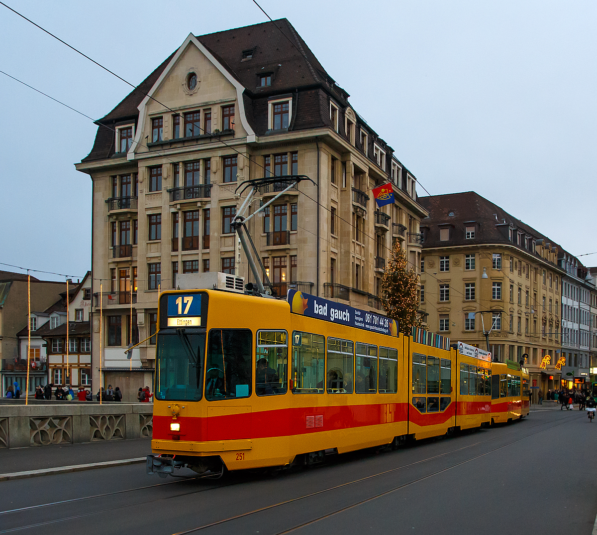 Der BLT (Baselland Transport AG) Triebwagen Be 4/8 251 gekuppelt mit Be 4/6 231 fhrt am 29.12.2017, als Linie 17 (Ettingen Bahnhof – Schifflnde), ber die Mittlere Brcke in Basel.

Dieser Generation von Motorwagen Be 4/6 und 4/8 201-266 wurde zwischen 1978-1981 von der Schindler Waggon AG in Pratteln (elektrische Ausrstung von Siemens), eigentlich alle als zweiteilige Sechsachser gebaut, und wurden teilweise zwischen 1987–1999 zu Achtachsern mit einem niederflurigem Mittelteil und einem  Laufdrehgestell, zum Be 4/8 erweitert. Die Be 4/6 laufen nur noch als gefhrte Triebwagen.

TECHNISCHE DATEN:
Hersteller: Schindler Waggon AG, Pratteln
Elektrische Ausrstung: Siemens
Spurweite: 1.000 mm (Meterspur)
Achsfolge:  B'2'B' (Be 4/6) / B'2'2'B' (Be 4/8)
Lnge ber Kupplung:19.970 mm	(Be4/6) / 26.170 mm (Be4/8)
Breite: 2.200 mm
Hhe: 3.300 mm
Achsabstand im Triebdrehgestell: 1.750 mm
Achsabstand im Laufdrehgestell: 1.700 mm
Eigenewicht: 25.400 kg / 32.100 kg
Hchstgeschwindigkeit: 65 km/h
Motoren:2 Siemens Typ 1KB 2021-7MC02 mit je 150 kW Leistung
