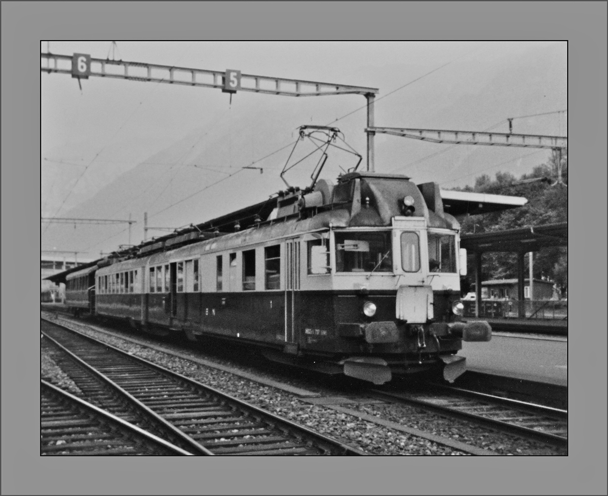 Der BN ABDZe 4/6 mit einem Bi im Planeinsatz als Regionlazug in Interlaken Ost. Analoges 110-Film Bild vom 11. Juli 1983