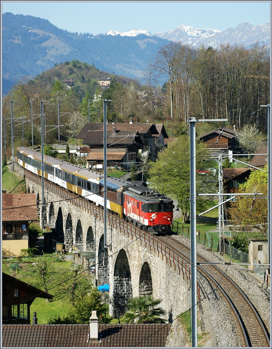 Der Brünigbahn-Gepäcktriebwagen De 110 003-1 bei Ringenberg auf dem Weg Richtung Meiringen.
Als die Zentralbahn nach der Eröffnung des Engelbergtunnels auf der Strecke nach Engelberg einen erhöhten Bedarf an kräftigen HGe 4/4 Loks hatte, wurden die fast siebzig jährigen, zwischenzeitlich Zahnlosen Dhe 4/6 Triebwagen als De 4/4 im  Talverkehr  Meringen - Interlaken - Meiringen zur Traktion der IR Züge eingesetzt. Erst mit dem Einsatz der  Adler -Triebzüge konnten die De 110 ihren Dienst quittieren.
9. April 2011