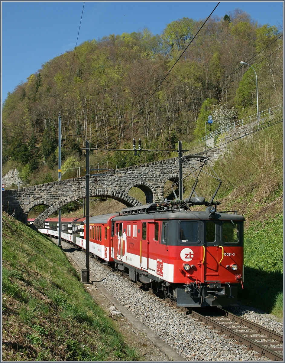 Der Brünigbahn-Gepäcktriebwagen De 110 021-3 mit einen IR nach Luzern kurz vor Oberried. 
Als die Zentralbahn nach der Eröffnung des Engelbergtunnels auf der Strecke nach Engelberg einen erhöhten Bedarf an kräftigen HGe 4/4 Loks hatte, wurden die fast siebzig jährigen, zwischenzeitlich Zahnlosen Dhe 4/6 Triebwagen als De 4/4 im  Talverkehr  Meringen - Interlaken - Meiringen zur Traktion der IR Züge eingesetzt. Erst mit dem Einsatz der  Adler -Triebzüge konnten die De 110 ihren Dienst quittieren.
9. April 2011