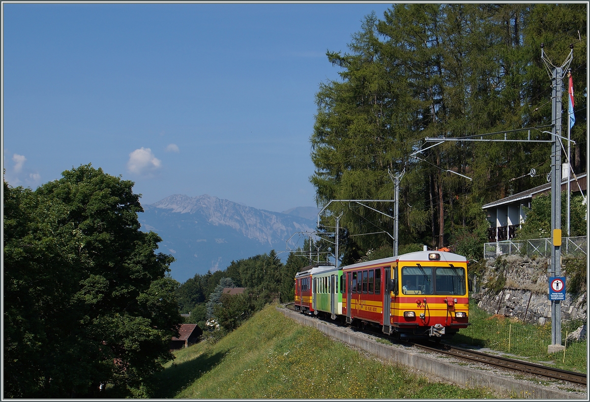 Der BVB Regionalzug AOMC Regionalzug 30 erreicht Gryon.
12. August 2015 