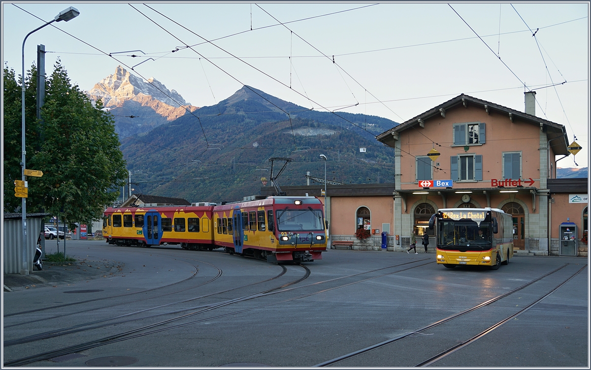 Der BVB TPC Beh 4/8 93  Tuttligen  und ein Post-Bus warten in Bex auf die Abfahrt; im Hintergrund und schon in der Sonne: die Dents de Midi.
11. Okt. 2017