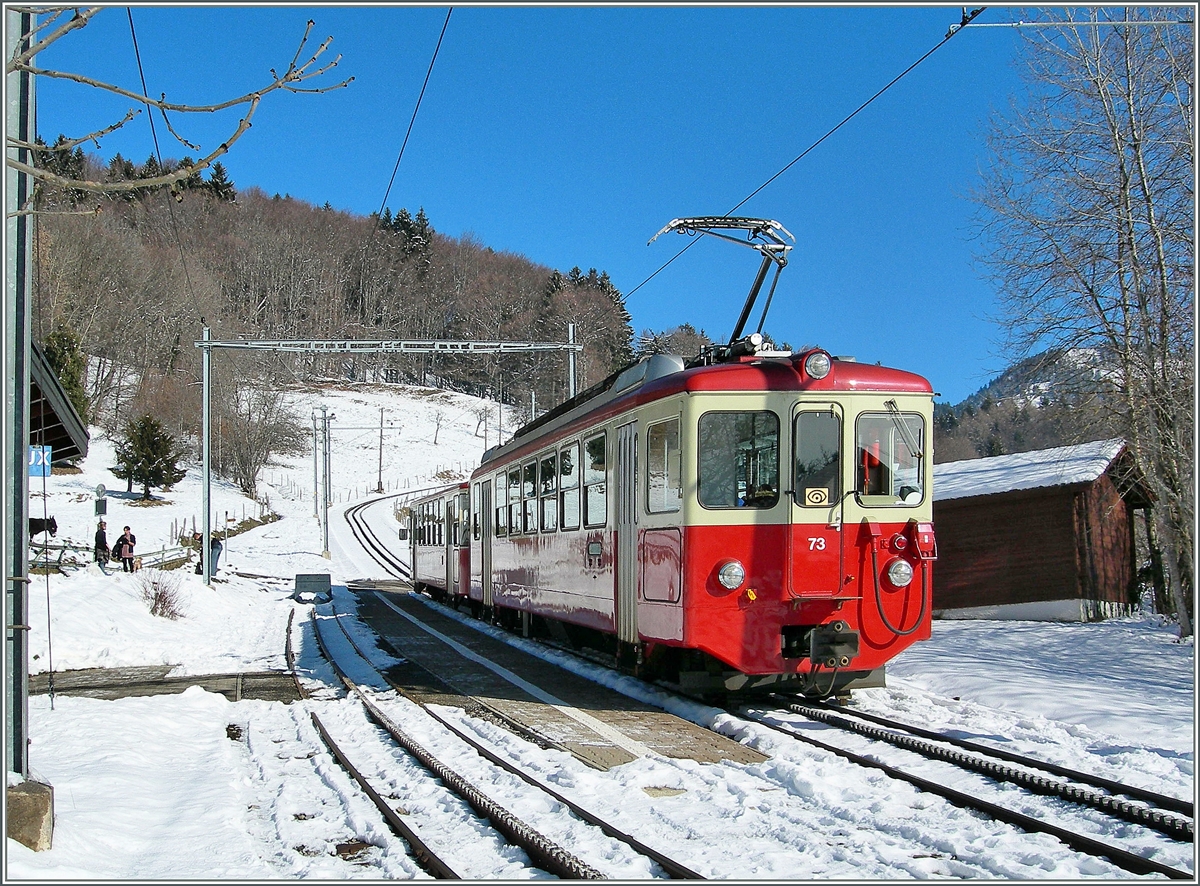 Der CEV BDe 2/4 N° 73 beim Halt in Fayaux. 
28. Jan. 2007