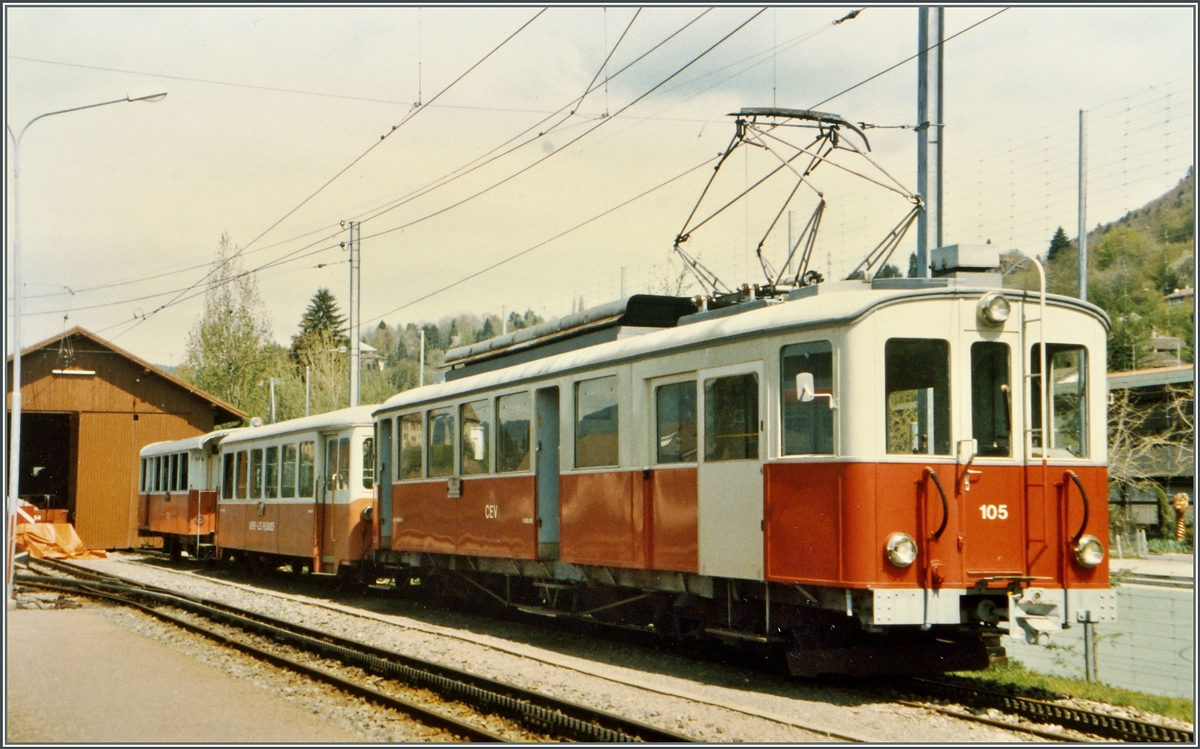 Der CEV BDe 4/4 105 in Blonay im Sommer 1985.
Schon damals wurde der Triebwagen nur noch für Dienstzüge und äusserst selten für Reisezüge verwendet. 
Bleibt die Hoffnung, dass schöne Triebwagen eines Tages wieder zwischen Vevey, Blonay und Chamby verkehren wird.
 