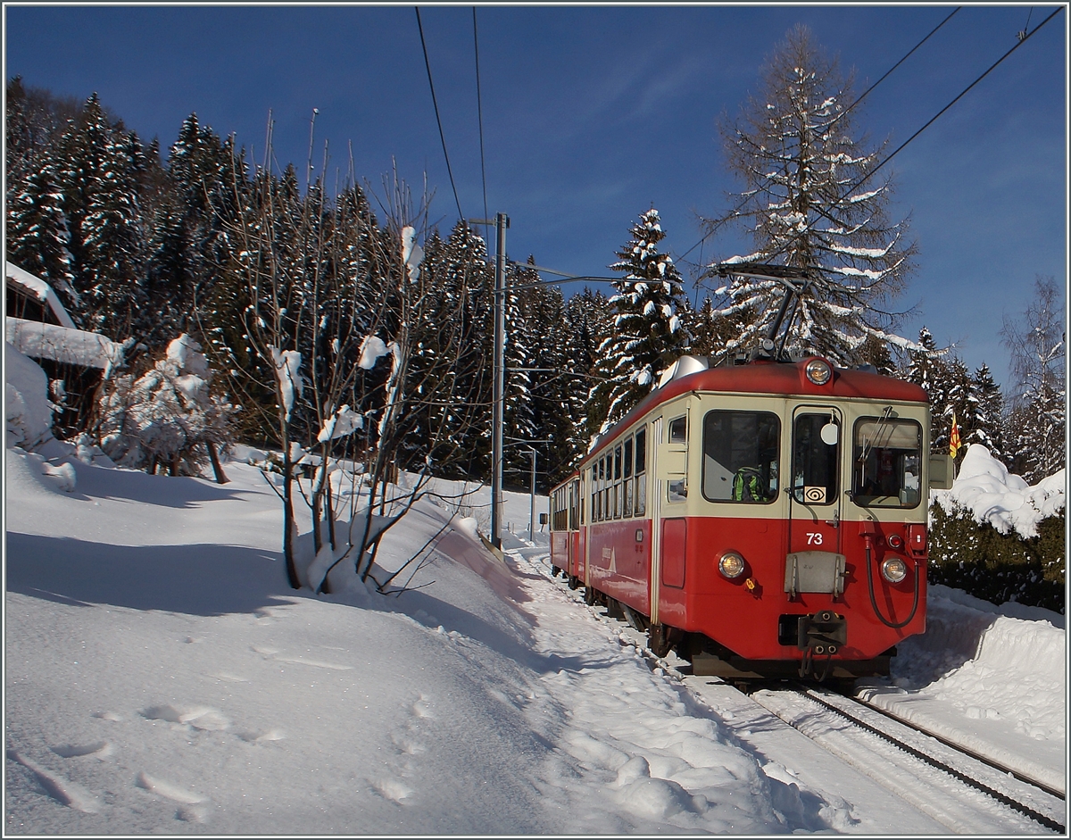 Der CEV BDeh 2/4 73 auf Talfahrt kurz vor Lally.
21. Jan. 2015