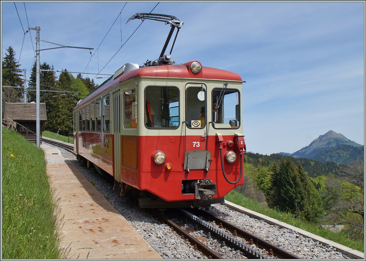 Der CEV BDeh 2/4 73 als Schülerzug Lally - Blonay kurz nach der Abfahrt in Lally.
11. Mai 2015