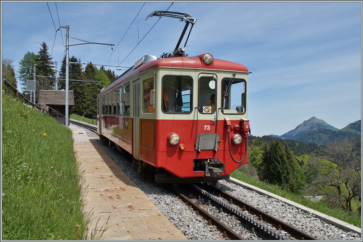 Der CEV BDeh 2/4 73 als  Schülerzug  auf dem Weg Richtung Blonay.
Lally, den 11. Mai 2015